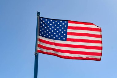 Ulusal Amerikan bayrağı, Yıldızlar ve Şeritler, arka ışıklandırma, mavi bir gökyüzü. Kimse yok..