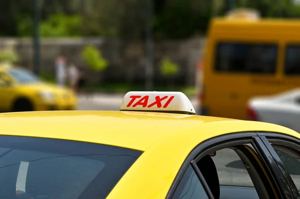Podepsat Střeše Žlutého Taxi Řecku — Stock fotografie