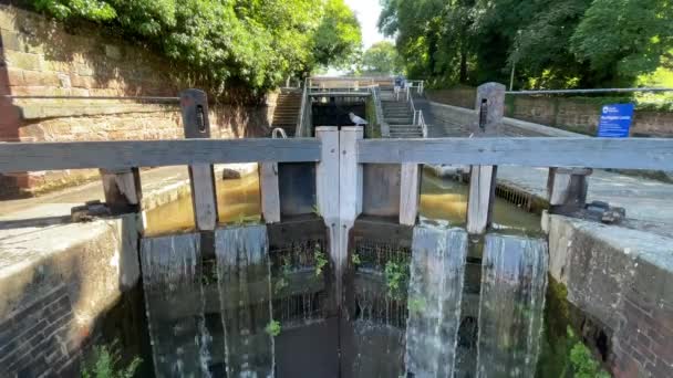 Chester July 2021 Water Falling Closed Lock Gate Shropshire Union — 图库视频影像