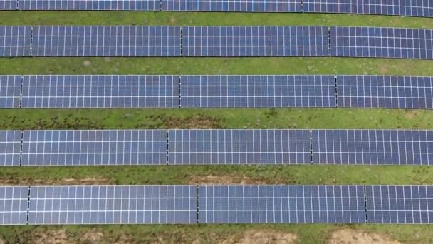 Aerial View Flying Low Photovoltaic Panels Solar Farm — 图库视频影像