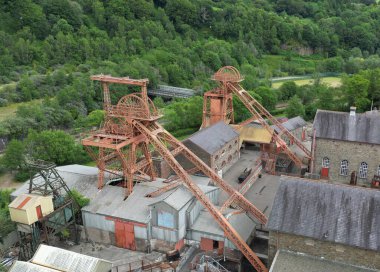 Porth, Rhondda - Temmuz 2022: Güney Galler 'deki Rhondda Vadisi' nde bir maden müzesi olan Rhondda Heritage Park 'ın havadan görünüşü