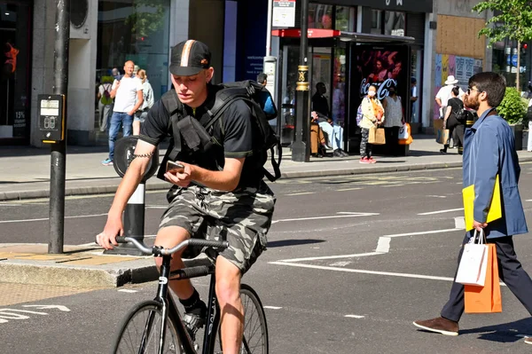 London June 2022 Person Looking His Mobile Phone While Riding — Foto Stock