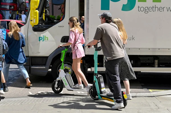 London June 2022 People Riding Electric Scooters Alongside Traffic Oxford — Foto de Stock