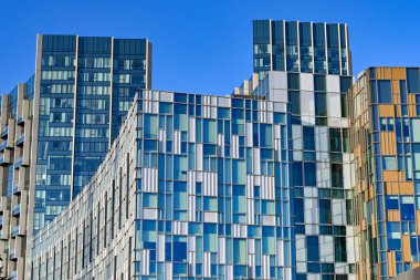 Londra, İngiltere - Haziran 2022: Londra Rıhtımı yakınlarındaki O2 Arena 'da ofis blokları ve apartman blokları üzerindeki dış kaplamaların oluşturduğu örüntü