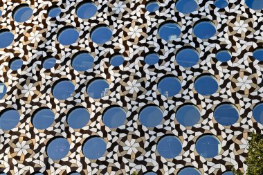 Londra, İngiltere - Haziran 2022: Londra 'nın Rıhtım Bölgesi' ndeki O2 Arena yakınlarındaki bir ofis bloğundaki dış kaplamalarla şekillenen model