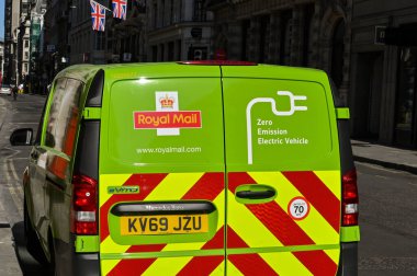 Londra, İngiltere - 21 Haziran 2022: Kraliyet Postası tarafından işletilen bir elektrik dağıtım aracının arka görünümü