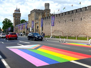 Cardiff, Wales - Mayıs 2022: Şehir merkezindeki Cardiff Kalesi 'nin dışındaki yol yüzeyine gökkuşağı renkleri çizildi