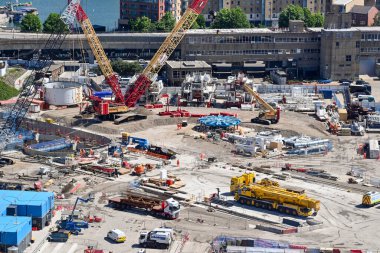 Londra, İngiltere - Haziran 2022: Doğu Londra 'daki Royal Rıhtımı yakınlarındaki tünelleme makineleri ile büyük bir inşaat sahasının havadan görünüşü