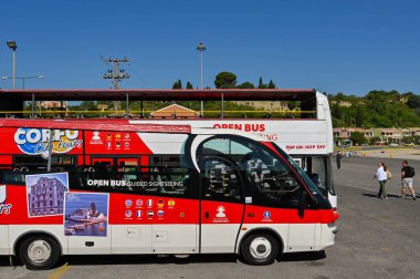 Korfu, Yunanistan - Haziran 2022: Korfu limanına park etmiş otobüslerden atlayın