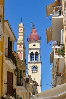 Korfu, Yunanistan - Haziran 2022: Korfu şehrinin dar sokaklarından birinin üzerinde saati olan eski çan kulesi