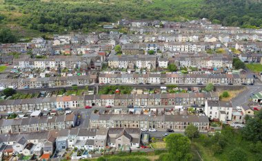 Ferndale, Rhondda Vadisi, Galler - Temmuz 2022: Galler 'in güneyindeki Rhondda Fach vadisinde Ferndale köyündeki teraslı evlerin havadan görünüşü