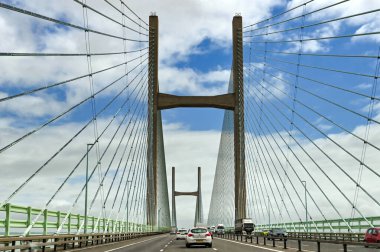 Chepstow, Galler - Mayıs 2022: M4 otoyolunda Galler Prensi Köprüsü 'ne yaklaşan trafik. Eskiden İkinci Severn Geçidi olarak bilinirdi.