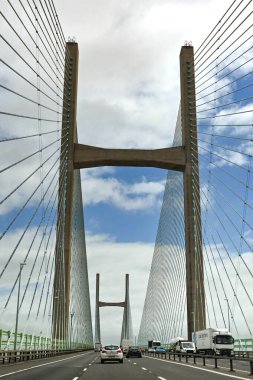 Chepstow, Galler - Mayıs 2022: M4 otoyolunda Galler Prensi Köprüsü 'ne yaklaşan trafik. Eskiden İkinci Severn Geçidi olarak bilinirdi.