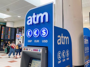 Londra, Birleşik Krallık - Mayıs 2022: Londra Gatwick Havalimanı 'nın kuzey terminalinde ATM farklı para birimlerinden para çekme öneriyor