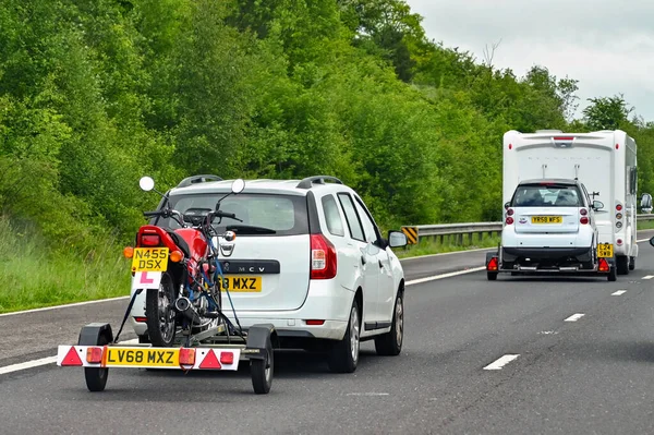 Swindon England May 2022 Car Pulling Trailer Loaded Motorbike — Foto de Stock