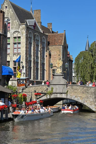 Bruges Belgium August 2022 Group Tourists Taken Motorboat City Canal — Stockfoto