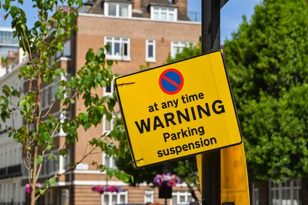 London England June 2022 Nnotice Warning Motorists Street Parking Temporarily — Foto de Stock