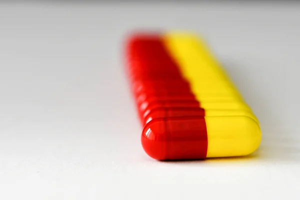 Close View Row Unmarked Red Yellow Gelatin Capsules Containing Drugs — Stockfoto