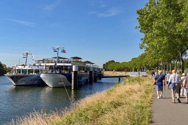 Veere Netherlands August 2022 Group People Walking Back River Cruise — 图库照片