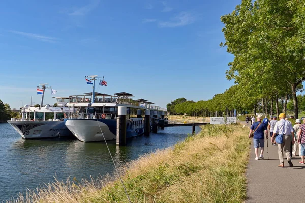 Veere Netherlands August 2022 Group People Walking Back River Cruise — Stockfoto