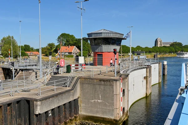Veere Netherlands August 2022 River Cruise Ship Entering Canal Lock — ストック写真