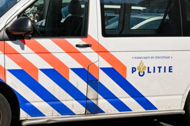 Amsterdam, Hollanda - Ağustos 2022: Şehir merkezinde bir sokağa park etmiş bir polis aracının yan görüntüsü