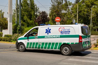 Atina, Yunanistan - Mayıs 2022: Şehir merkezindeki caddelerden birinde mavi ışıkları yanıp sönen acil ambulans