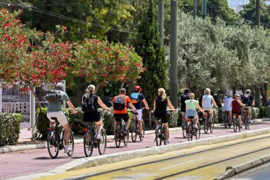 Atina, Yunanistan - Mayıs 2022: Şehir merkezinde bisiklet süren bir grup turist