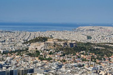 Atina, Yunanistan - Mayıs 2022: Atina ve Partenon 'un havadan görünüşü. Arka planda Pire 'nin kıyı limanı yer almaktadır.