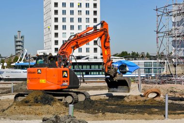Antwerp, Belçika - Ağustos 2022: Mekanik kazıcı şehir merkezine yakın bir inşaat sahasında çalışıyor