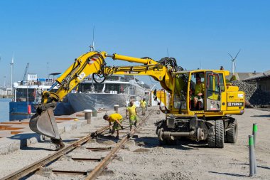 Antwerp, Belçika - Ağustos 2022: Mekanik kazıcı şehrin limanlarından birinin yanında bir inşaat sahasında çalışıyor