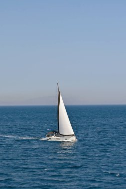 Aegina, Yunanistan - Mayıs 2022: Modern gösterişli yat Aegina adası açıklarında sakin bir denizi aşıyor.