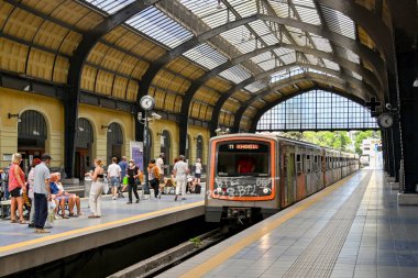 Pire, Atina, Yunanistan - Mayıs 2022: Pire 'deki tren istasyonunun tepe örtüsü altına yerel banliyö eğitimi geldi