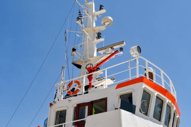 Korfu, Yunanistan - Haziran 2022: Korfu limanına demirlemiş bir itfaiye aracının üst güvertesindeki su topunu kapatın