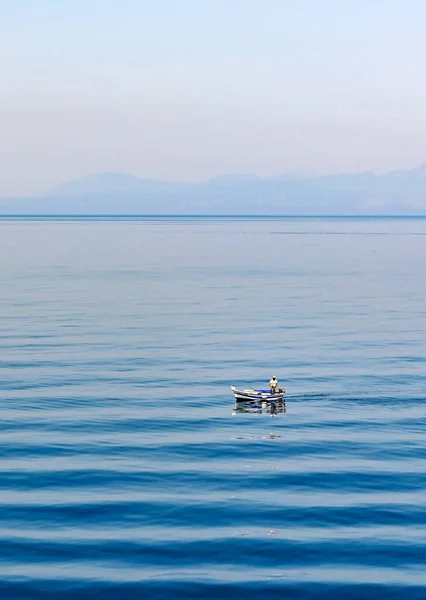 Aegina Grécia Maio 2022 Pessoa Pequeno Barco Pesca Mar Azul — Fotografia de Stock