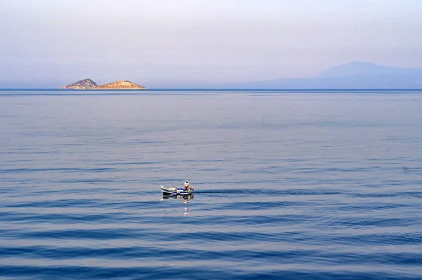 Aegina Grécia Maio 2022 Pessoa Pequeno Barco Pesca Mar Azul — Fotografia de Stock