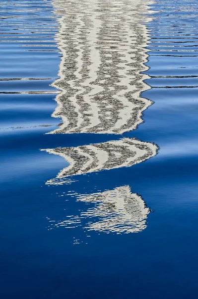 Padrão Formado Pela Reflexão Arranha Céu Água Ondulada Não Pessoas — Fotografia de Stock