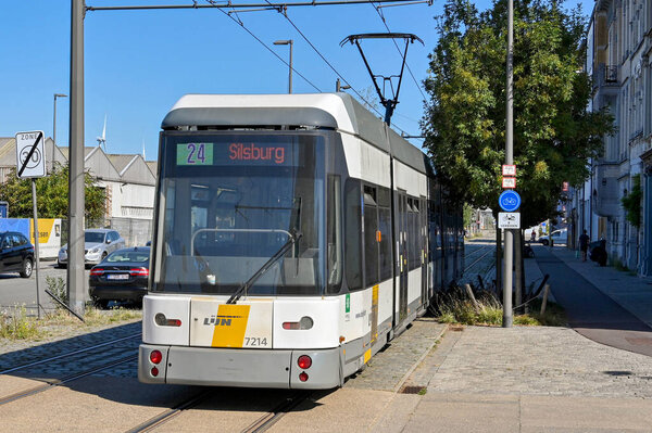 Антверпен, Бельгия - август 2022 года: Электрический трамвай работает на улице недалеко от центра города. Город имеет обширную сеть трамваев.