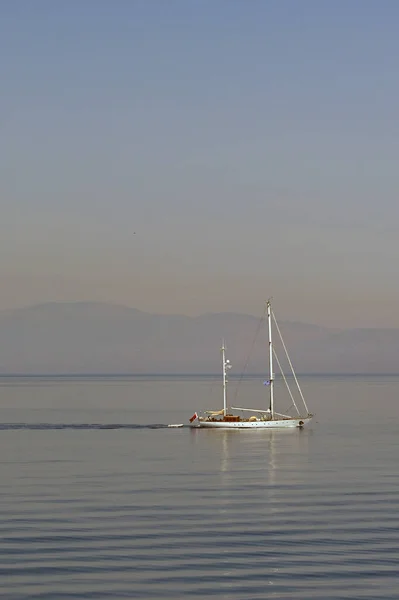 Aegina Grécia Maio 2022 Barco Vela Com Velas Para Baixo — Fotografia de Stock