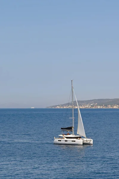 Aegina Greece May 2022 Modern Catamaran Boat Sailing Slowly Calm — Stock Photo, Image