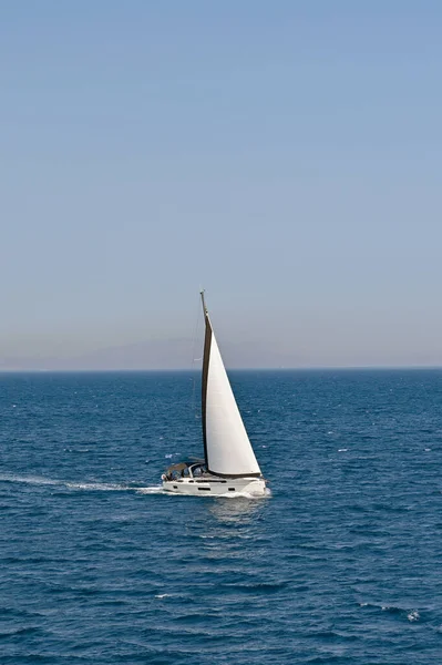 ギリシャ エーギナ 2022年5月 エーギナ島沖の穏やかな海を航行する近代的な洗練されたヨット — ストック写真