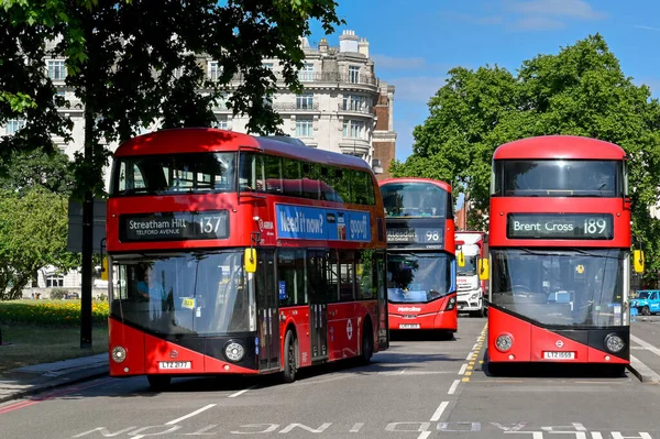 ロンドン イギリス 2022年6月 ロンドン中心部の通りを走行するレッドロンドンの2階建てバス — ストック写真