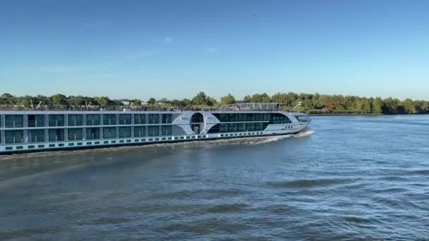 Ρότερνταμ Ολλανδία Αύγουστος 2022 Προσπερνώντας Ένα Κρουαζιερόπλοιο Τουριστικό Ποτάμι Πλέοντας — Αρχείο Βίντεο