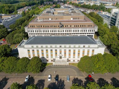Cardiff, Wales - Eylül 2022: Şehrin şehir merkezindeki Cathays Park 'taki Galler Hükümeti' nin ana idari ofislerinin havadan görüşü