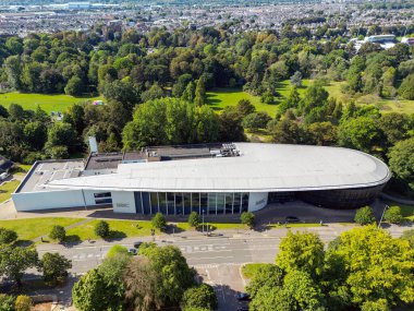 Cardiff, Wales - Eylül 2022: Galler Kraliyet Müzik ve Drama Okulu 'nun havadan görünüşü