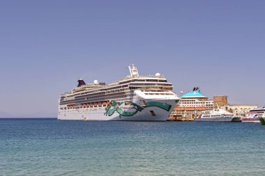 Rodos, Yunanistan - Mayıs 2022: Norveçli Cruise Line yolcu gemisi Norveçli Jade Rodos limanına yanaştı