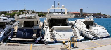 Rodos, Yunanistan - Mayıs 2022: Rodos kentindeki marinada demirlemiş lüks motorlu teknelerin panoramik manzarası