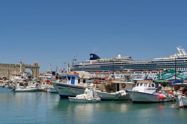 Rodos, Yunanistan - Mayıs 2022: Rodos limanına demirlemiş küçük balıkçı tekneleri