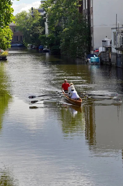 荷兰阿姆斯特丹 2022年8月 与成年女子一起在市中心的一条运河上划船 — 图库照片