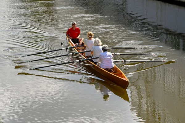 荷兰阿姆斯特丹 2022年8月 与成年女子一起在市中心的一条运河上划船 — 图库照片